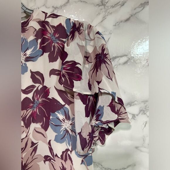 Vince Camuto Floral Print V-Neck Blouse in Sea Breeze, Size Small - Picture 11 of 13